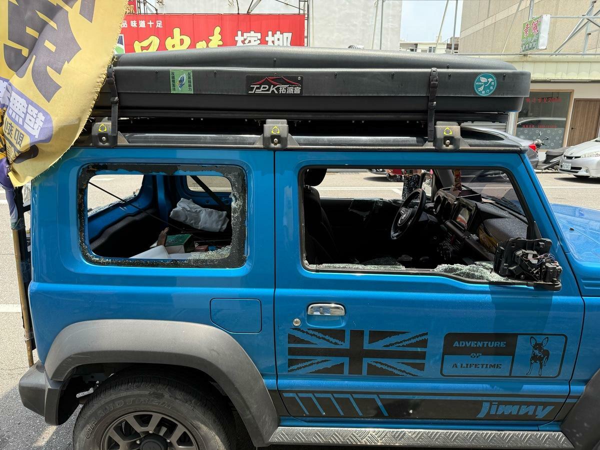 苗栗縣罷免團體車輛傳遭人毀損，砸破所有車窗。 圖：罷團志工「英國阿美」提供