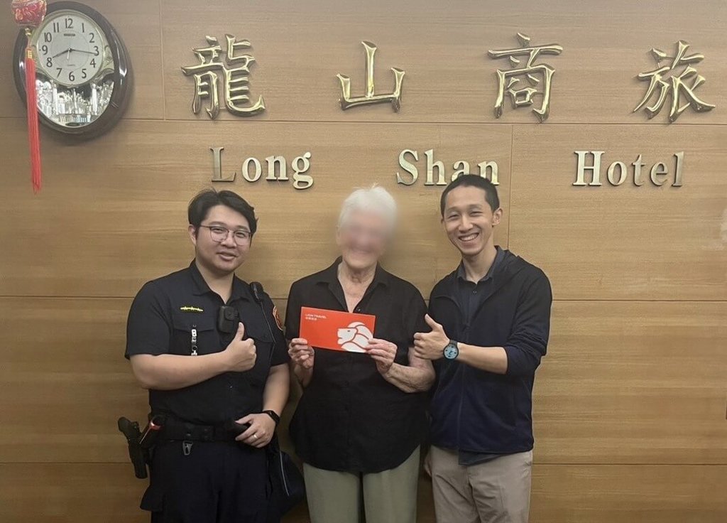 85歲美國籍婦人對台北龍山寺心生嚮往，近日隻身來台觀光，因家庭成員過世，臨時要前往馬來西亞但手機操作發生問題無法訂票，向萬華警分局求助，終於順利購得機票。（台北市警察局萬華分局提供）中央社記者黃麗芸傳真  114年5月5日