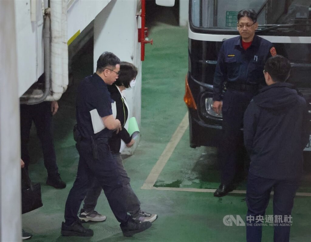 台北地檢署偵辦罷免不實連署案，北院4月25日裁定黃呂錦茹羈押禁見（後左）。圖為黃呂錦茹步上囚車。（中央社檔案照片）