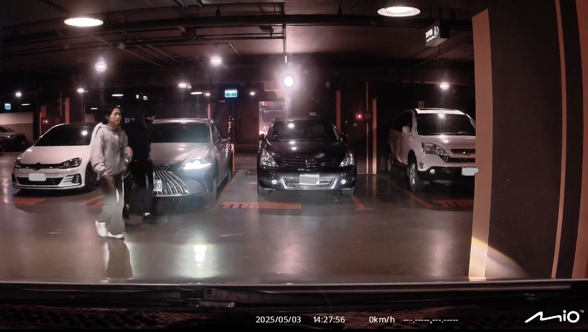 徐巧芯過去聲稱座車是廠商提供，但四叉貓曬出資料照指出，那台違規的座車過戶後至今仍是徐巧芯在用。 圖：取自四叉貓臉書（資料照）