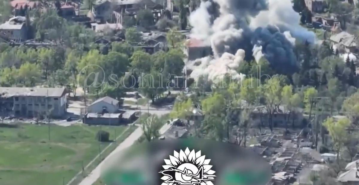 烏軍 Su-27 在新赫羅季夫卡用JDAM 炸彈消滅俄軍。 圖：翻攝自 NOELREPORTS X 帳號