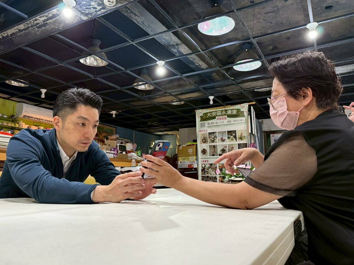台北市長蔣萬安日前再度前往拜訪永康街當地里長李明螢，為永康街試辦徒步區做確認。 圖：翻攝蔣萬安臉書