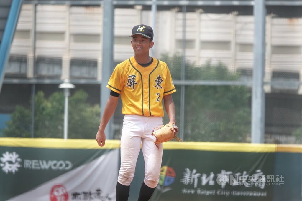 陽信銀行盃全國青少棒賽屏東縣5日敗部與南投縣交手，屏東縣詹玄自請扛先發投手重責，5.1局無失分、展現企圖心，率隊以5比1搶勝，保住生機。中央社記者謝靜雯攝 114年5月5日