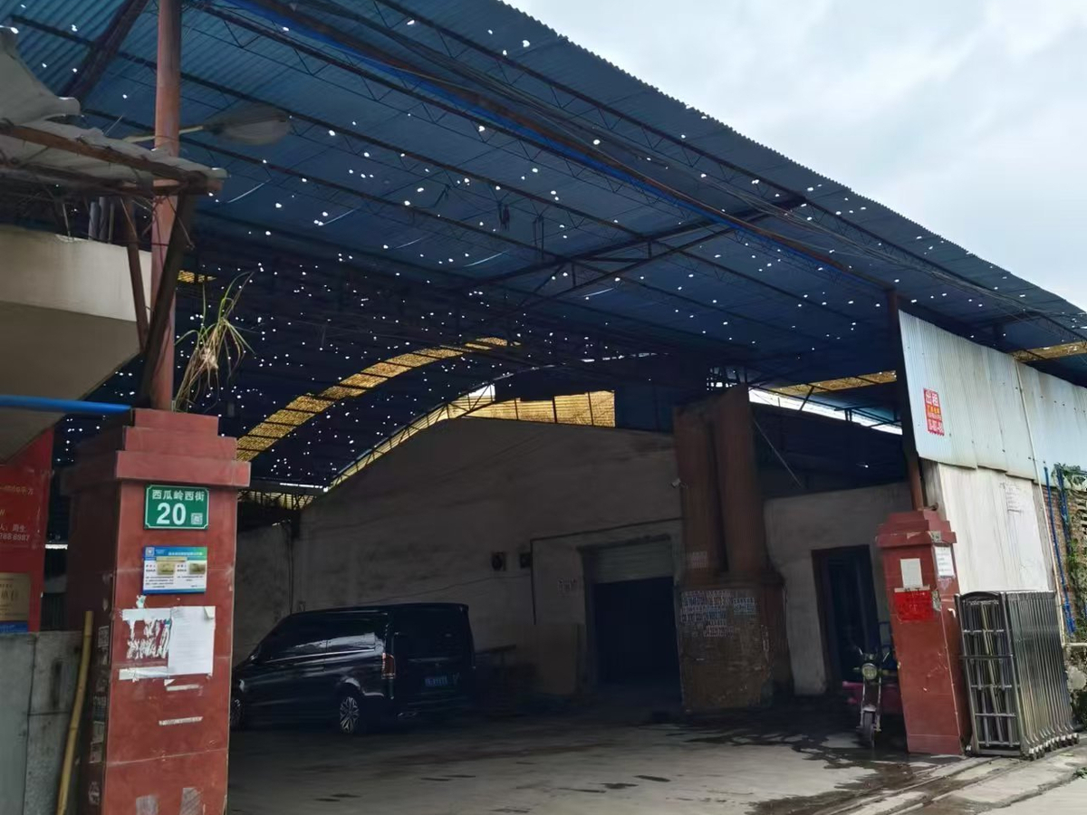 網傳中國大陸廣東劇烈天氣，冰雹打穿工廠雨棚。 圖：翻攝微博
