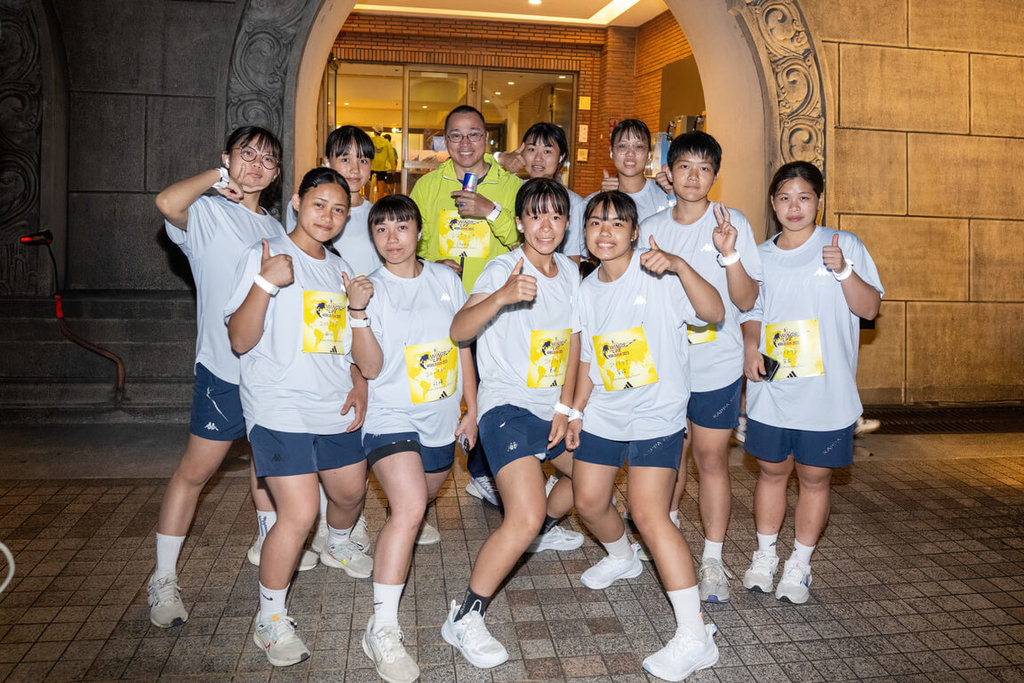 景美女中拔河隊教練郭昇（黃衣者）4日帶領學校拔河隊參與第12屆Wings for Life全球路跑賽，參與公益活動不遺餘力。（Red Bull提供）中央社記者黎建忠傳真  114年5月5日