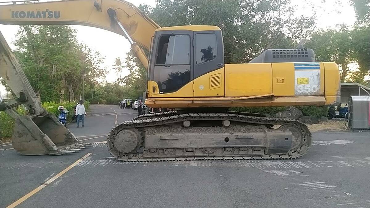 高市府出動怪手封閉球場出入口，僅留摩托車通道，等同以強制手段接管澄清湖高爾夫球場。 圖：孫家銘/翻攝（資料照）