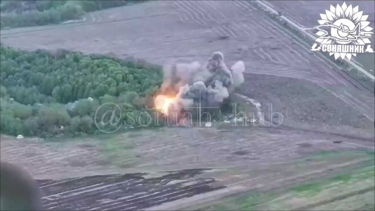 烏軍透過美援 GBU-39 精準導引炸彈對俄軍陣地與彈藥庫進行空襲，畫面顯示 MIG-29 戰機成功摧毀目標。 圖:翻攝自影片