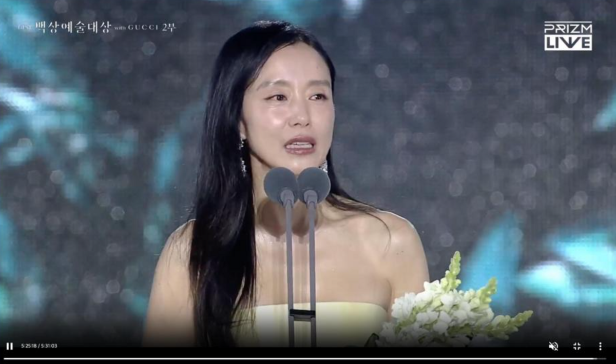 電影類最佳女主角獎由金度妍奪得獎項，這也是她第5度抱走影后。 圖：翻攝自prizm 頻道