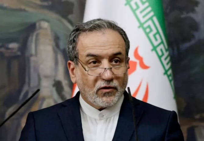 伊朗外交部長阿巴斯·阿拉格齊（Abbas Araghchi）於當地時間週五表示，雙方最大障礙在於「缺乏信任」，並稱由於美方釋出矛盾訊息，使德黑蘭對華府的真實意圖高度存疑。 圖 : 翻攝自紅星新聞