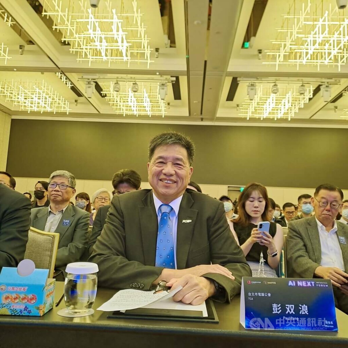 台北國際電腦展今（6）日舉行首場論壇 AI NEXT Forum，台北市電腦公會理事長彭双浪（前）表示，這不只是產業對話的起點，更預告 AI 科技從雲端到邊緣的創新應用，將為全球產業帶來全新的數位轉型與商機。 圖：中央社記者潘智義／攝 114年5月6日