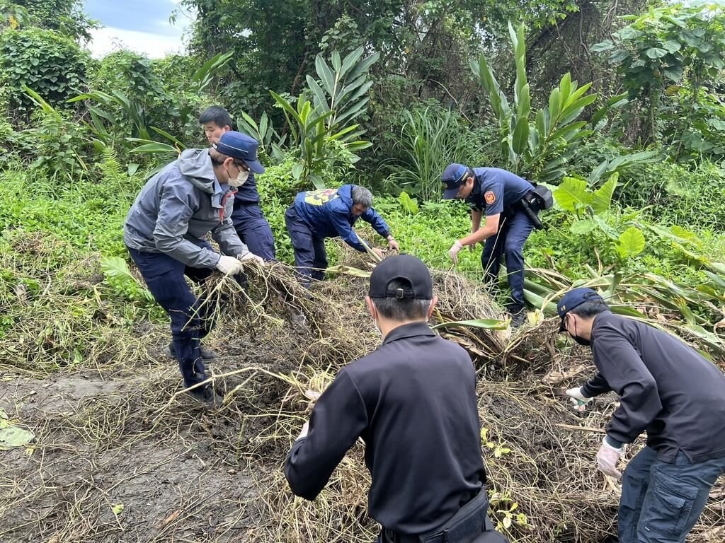 花蓮秀林鄉有民眾在農地工作時，發現疑似人類骨骸，警方獲報後組成專案小組多次到場勘察，陸續發現骨骸，鑑定為男性頭骨、左肱骨、右脛骨及衣物等，警方盼釐清身分，呼籲民眾提供線索。（花蓮縣警察局提供）中央社記者李先鳳傳真  114年5月6日