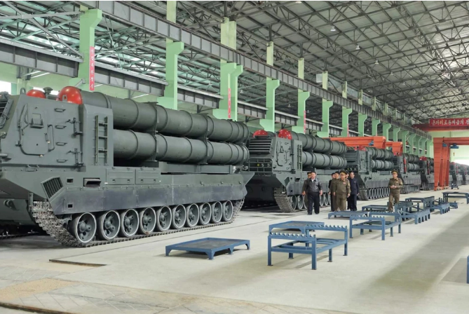 根據 3 日社群網路上曝光的最新圖片，北韓已正式啟動 KN-25 超大型火箭系統的大規模生產，顯示其在推進遠程精確砲兵戰力現代化方面邁出關鍵一步。 圖:翻攝自寰球戰略解讀