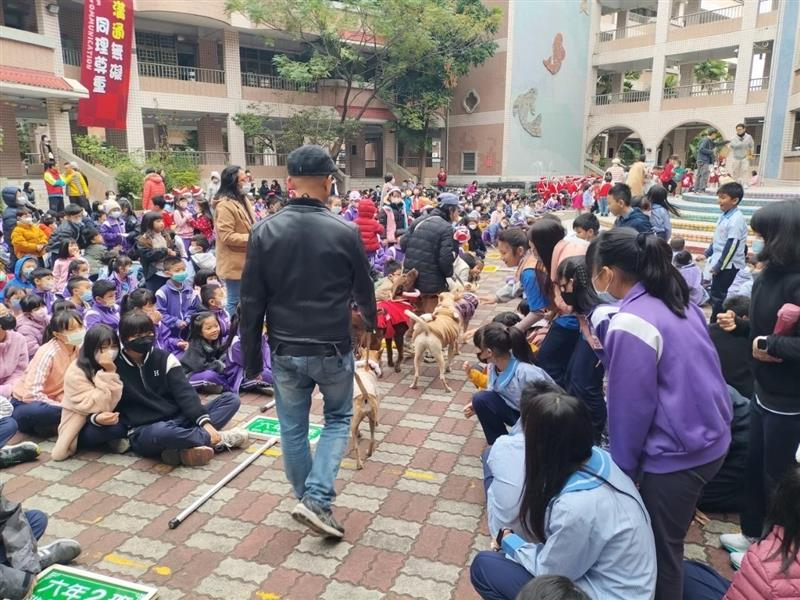 同時也提升校園生命教育的深度與廣度，將動物保護議題融入生命教育體系，培養學生更全面的價值觀。欲了解更多活動詳情與申請方式，可聯繫「台灣攜旺浪犬教育協會」。 圖：台灣攜旺浪犬教育協會／提供