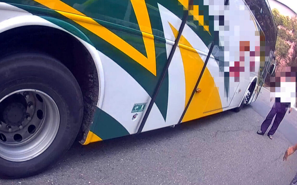嘉義縣南華大學校園內6日發生外包客運倒車撞倒後方女學生事故，女大生下半身遭車輛右後輪輾壓，送醫急救。（民眾提供）中央社記者黃國芳傳真  114年5月6日