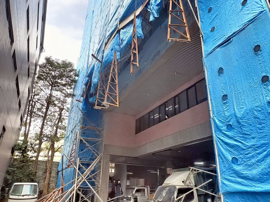 新北市中和區立言街一處建物外牆整修工程，6日下午發生鷹架倒塌意外。消防局表示，有2名工人受傷送醫，到院前意識清醒。（民眾提供）中央社記者黃旭昇新北傳真  114年5月6日