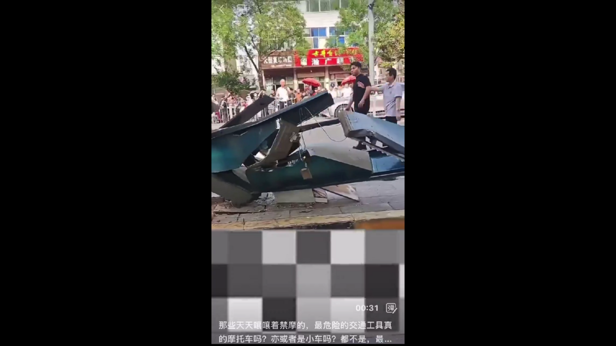 山東省滕州市善國路發生一起駭人聽聞的交通事故，一輛黑色汽車高速衝向公車站台，造成多名行人倒地。 圖:翻攝自影片