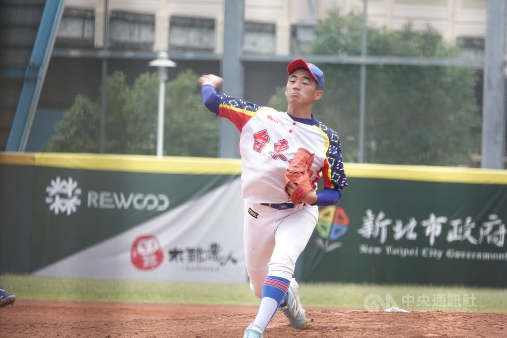 陽信銀行盃全國青少棒賽勝部冠軍戰台東縣余秉軒6日中繼好投，率隊擊敗高雄市、連兩年晉級4強，偶像是美職好手史金斯（Paul Skenes）。中央社記者謝靜雯攝 114年5月6日