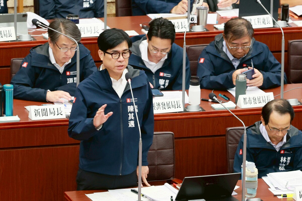 陳其邁(前左)應積極推動技術創新與產業轉型，將挑戰化為轉機， 圖：高雄市政府/提供
