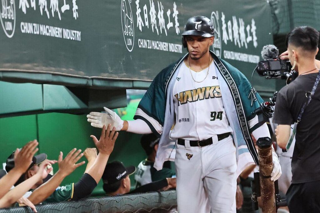 中華職棒台鋼雄鷹隊洋砲魔鷹（Steven Moya）（中）近6戰敲6轟，連2場出賽雙響砲、聯盟史上第7次；6日對味全龍連2打席開轟、貢獻5分打點，個人中職生涯第4次單場雙響砲，獲選MVP。（台鋼雄鷹提供）中央社記者謝靜雯傳真  114年5月6日