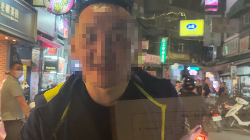 基隆市45歲林姓男子（圖前），6日晚間酒後不滿罷免團體「基隆絕沛」的胖卡車透過廣播宣傳，認為聲音很大聲很吵，涉嫌在廟口攔下胖卡車叫囂，並撕毀懸掛的布條，警方迅速逮捕林男，詢後函送法辦。 圖：「基隆絕沛」提供