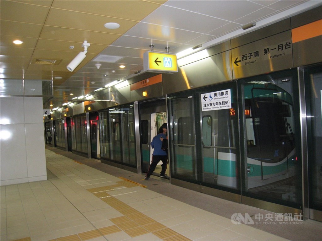 外籍女學生4月凌晨搭乘高雄捷運，下車時將包包遺留車廂座位，經高捷公司調查，包包被司機員拾走丟棄，女學生提告侵占，涉案司機員則被免職。（中央社檔案照片）