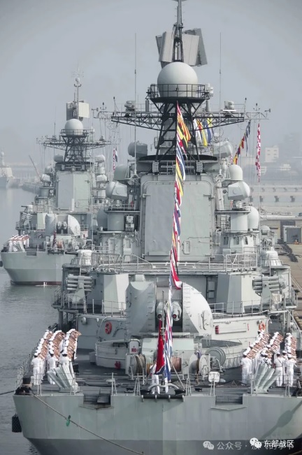 隨著解放軍東部戰區海軍船艦越來越多，解放軍將可以持續派遣船艦穿越第一島鏈，日本海自的艦機未來可能「疲於應付」。 圖：翻攝自 騰訊網 國平視野