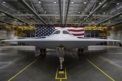 B-21 不需要天天在中國沿海行動，只要在衝突爆發首日打掉幾個雷達站和指揮中心，解放軍的作戰鏈條就會崩掉幾環。 圖：翻攝自維基百科