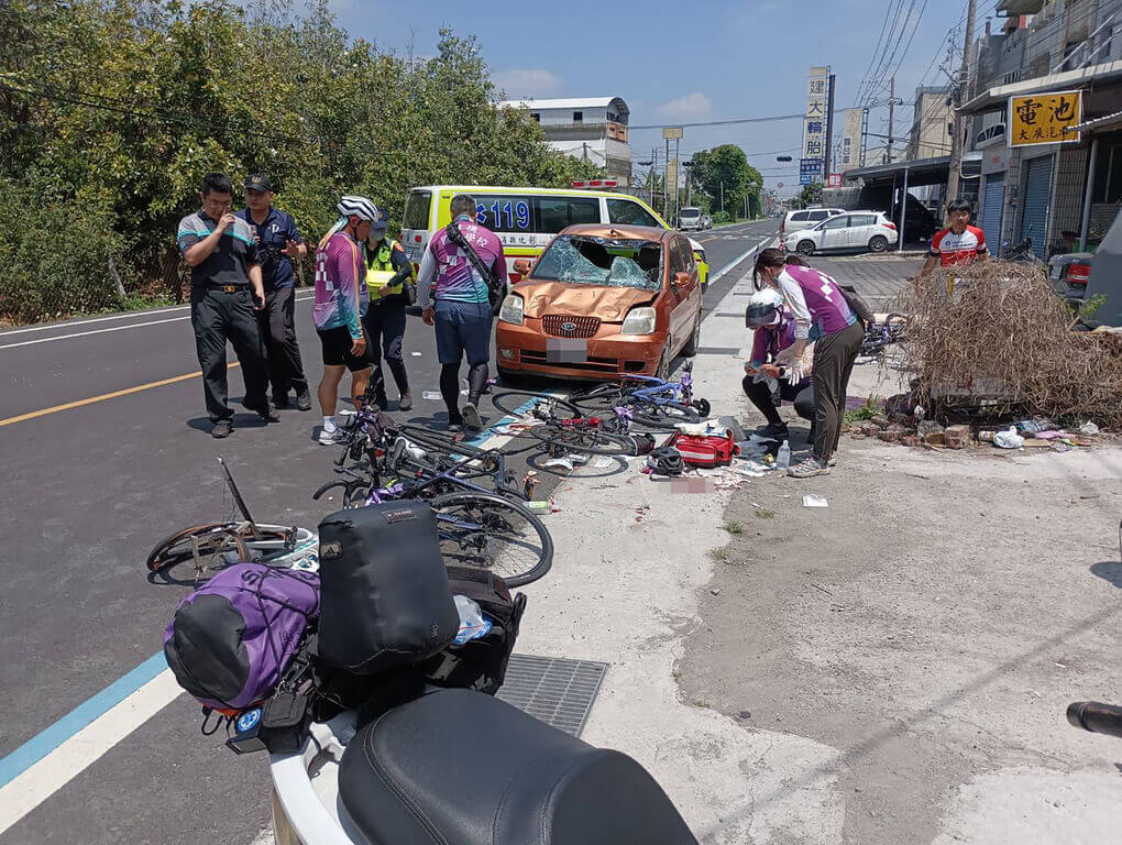 康橋國際學校秀岡校區學生騎單車環台，4月22日上午行經彰化縣埤頭鄉時，7學生遭逆向車撞擊受傷。（民眾提供）