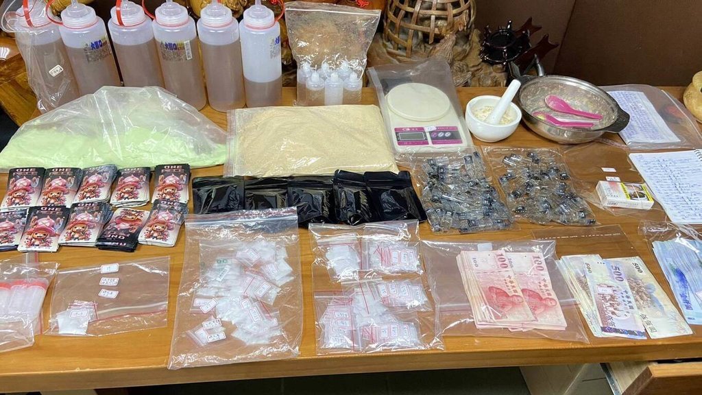 鍾姓男子113年在雲林縣虎尾鎮經營白牌計程車行，實則掩飾販賣毒品行為，檢警獲報後陸續逮捕李姓男子等11人，並查扣大量贓證物（圖），而鍾男逃逸遭通緝。檢方7日偵結，將李男等11人依法提起公訴。（檢方提供）中央社記者姜宜菁傳真  114年5月7日