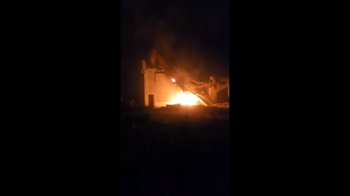 印度今日清晨對巴基斯坦多個地區發起空襲，進一步加劇了印巴兩國之間的衝突與矛盾。 圖：擷取自 @nexta_tv X 分享影片