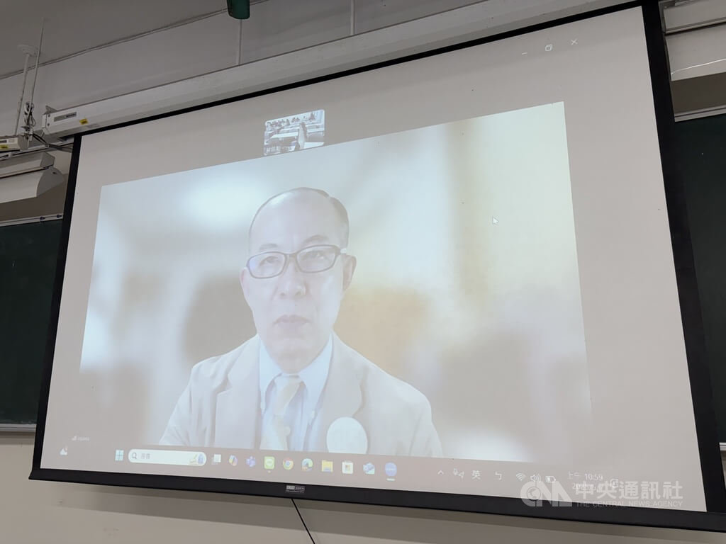 日本陸上自衛隊退役將領小川清史7日以「最近的日本安全保障政策」為題，透過視訊方式演講。 圖：中央社