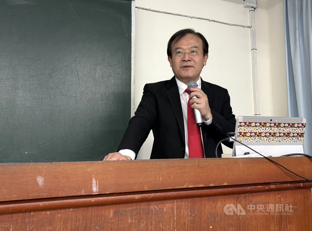 淡江大學日本政經研究碩士班教授蔡錫勲7日主持日本陸上自衛隊退役將領小川清史視訊演講。 圖：中央社