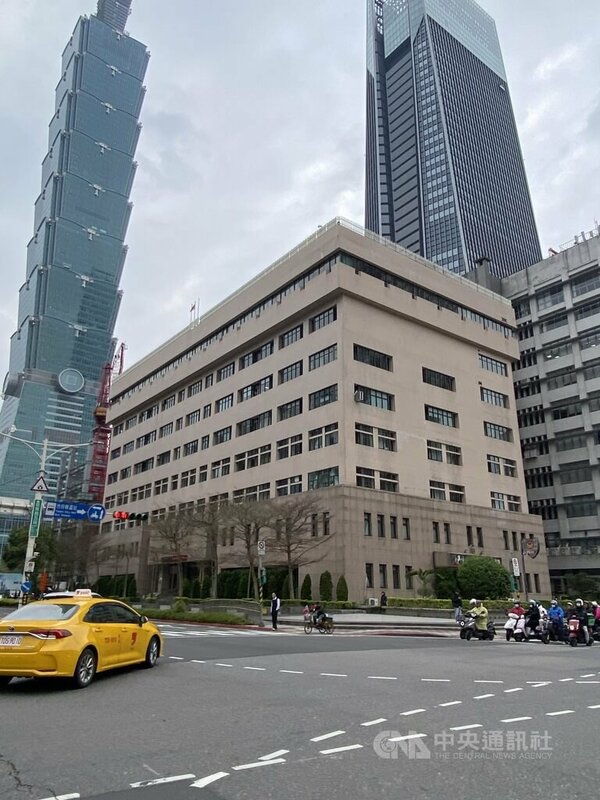 遭免職的北市黃姓員警涉在派出所廁所裝針孔偷拍被發現後，後再被查獲涉購買未成年兒少性影像等，北檢偵結，依違反個資法等罪起訴，建請加重其刑。台北市警察局信義分局（圖）7日表示，黃男之前已記兩大過免職在案，並追究相關考核監督不周人員責任。中央社記者黃麗芸攝  114年5月7日