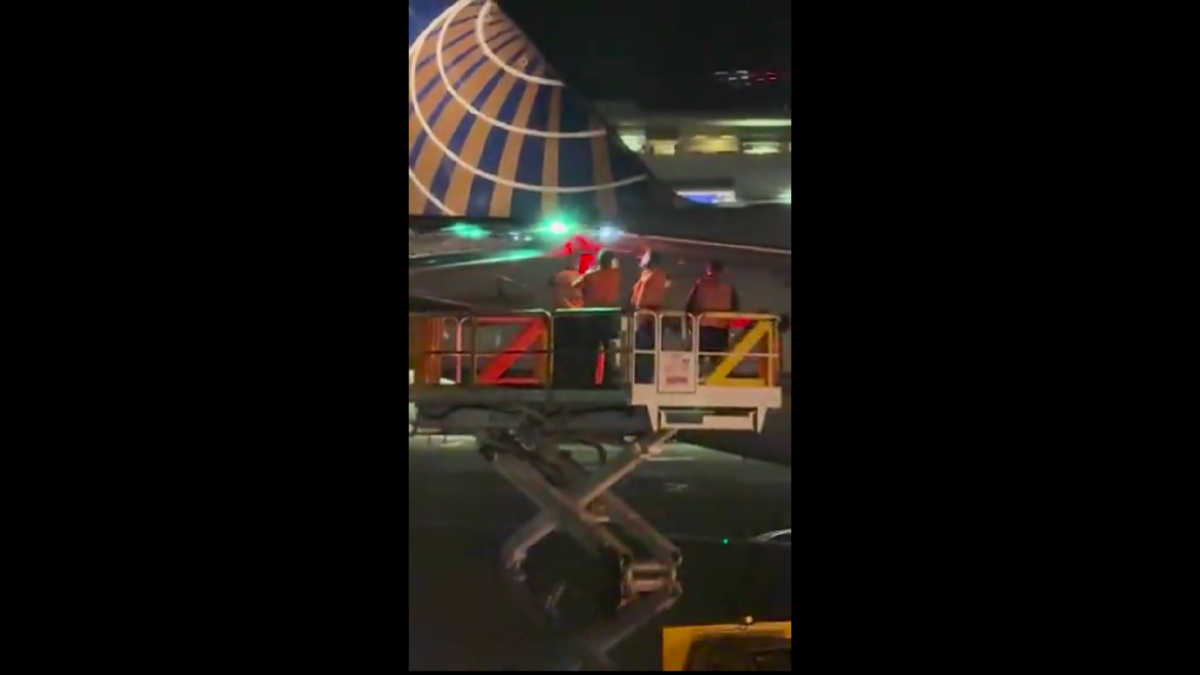 週二凌晨在舊金山國際機場發生飛機擦撞事故，兩架聯合航空客機在地面滑行時機翼相撞，所幸未造成人員傷亡。 圖:翻攝自影片