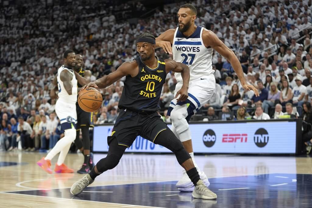 美國職籃NBA金州勇士7日以99比88擊敗灰狼，當家球星巴特勒（左）拿下20分、11籃板、8助攻。（美聯社）
