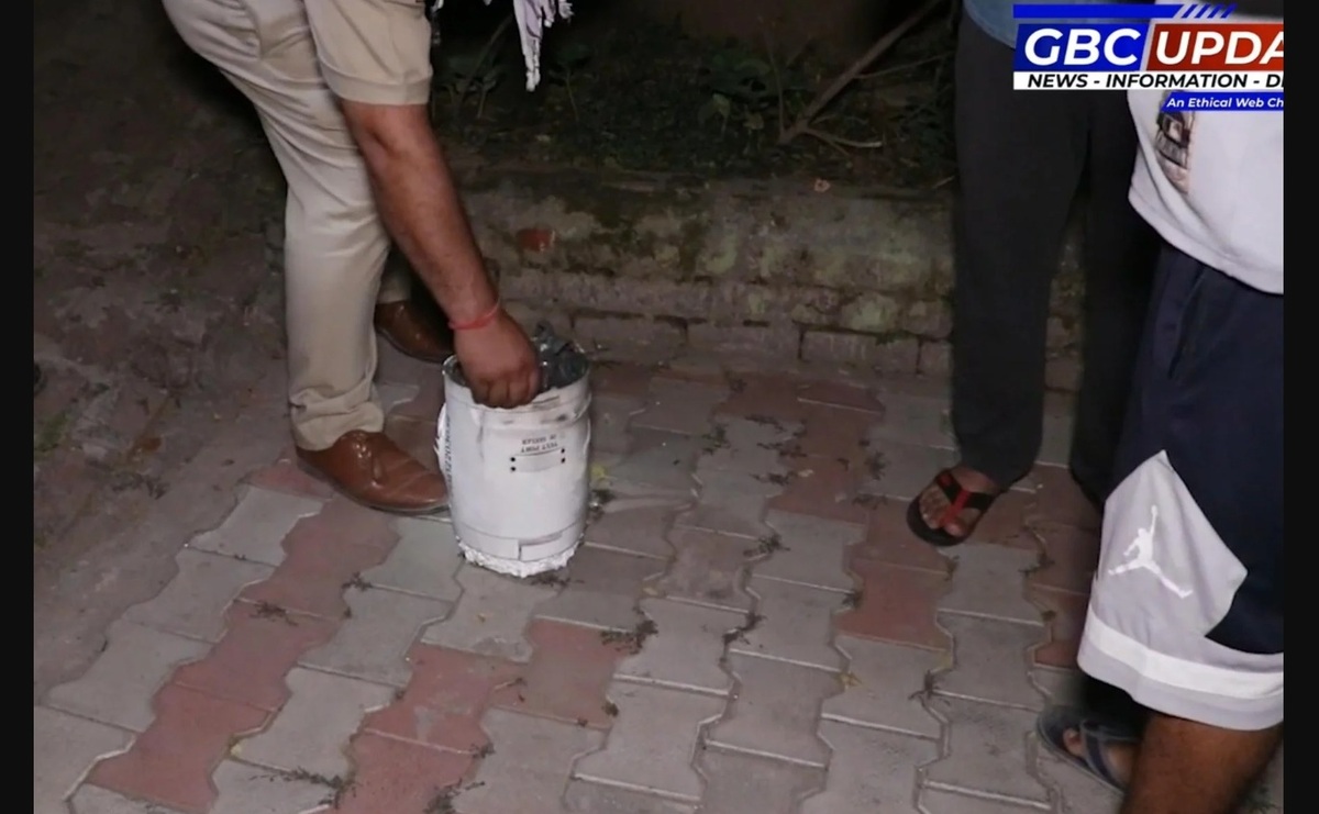 印度旁遮普邦霍希亞普爾（Hoshiarpur）發現疑似中國製霹靂-15（PL-15）遠程空對空導彈殘骸。 圖：社群媒體上發布的影片截圖