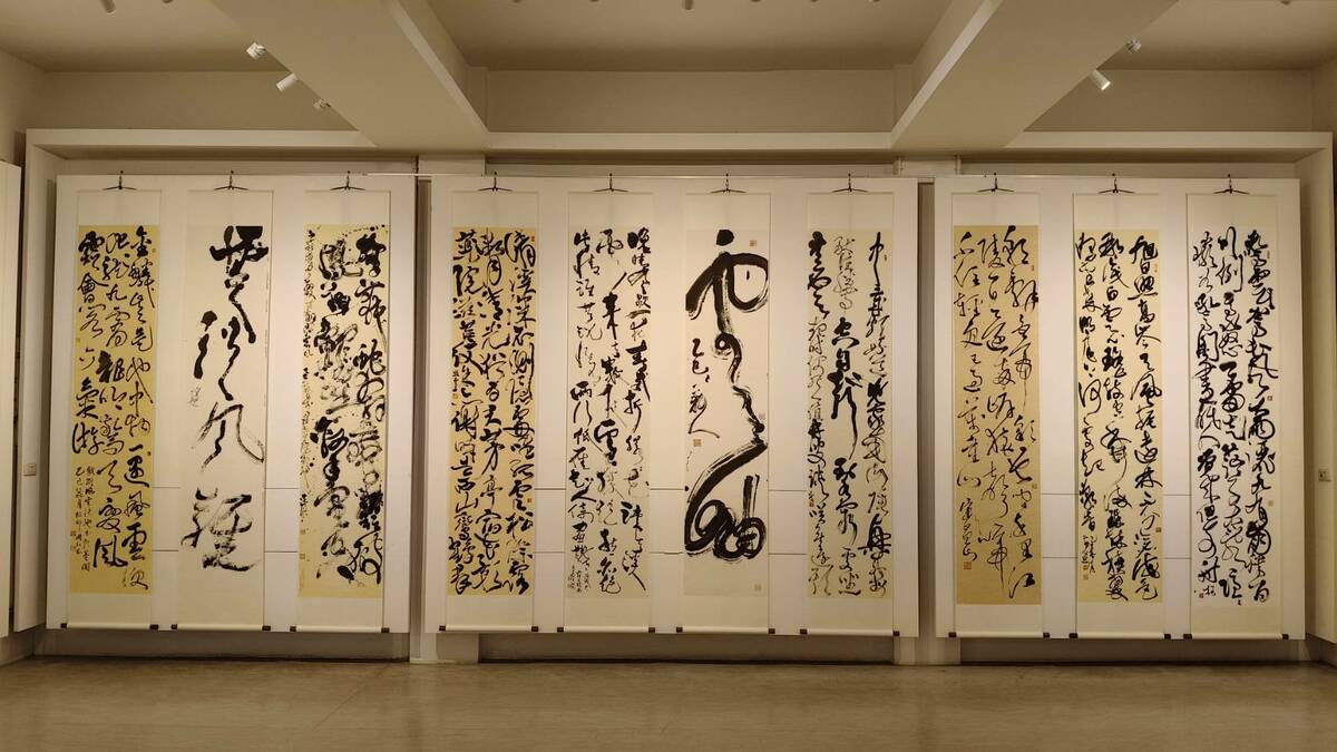 集結10位行草名家作品，備受書壇矚目的「驚雲─當代行草十人展」，自5/8至5/29在南台灣書法殿堂「明宗書法藝術館」轟動登場。 圖：黃博郎／攝