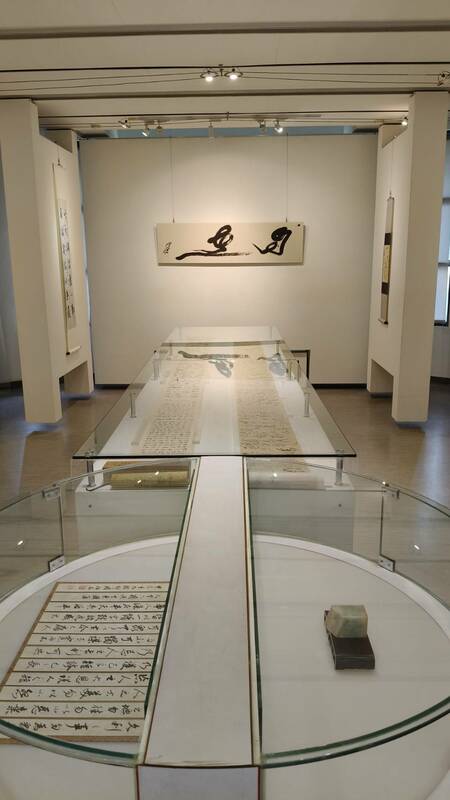 集結10位行草名家作品，備受書壇矚目的「驚雲─當代行草十人展」，自5/8至5/29在南台灣書法殿堂「明宗書法藝術館」轟動登場。 圖：黃博郎／攝
