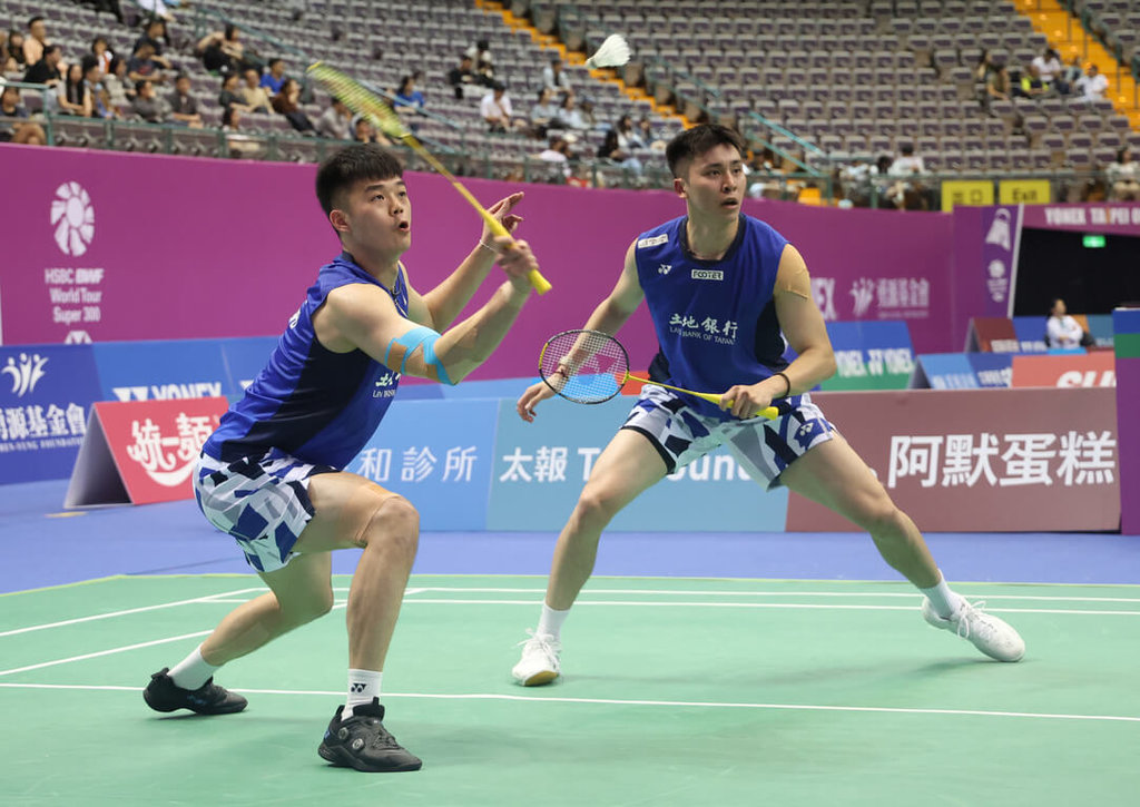 首度搭檔在BWF台北羽球公開賽登場的男雙組合王齊麟（左）、邱相榤（右）7日在首輪32強賽直落二擊敗對手，挺進16強。（中華民國羽球協會提供）中央社記者黎建忠傳真  114年5月7日