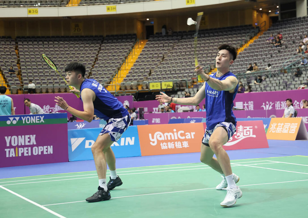 台灣羽球男雙組合王齊麟（左）、邱相榤（右）7日出征2025台北羽球公開賽，在首輪32強戰開紅盤，拍落對手成功挺進16強。（中華民國羽球協會提供）中央社記者黎建忠傳真  114年5月7日