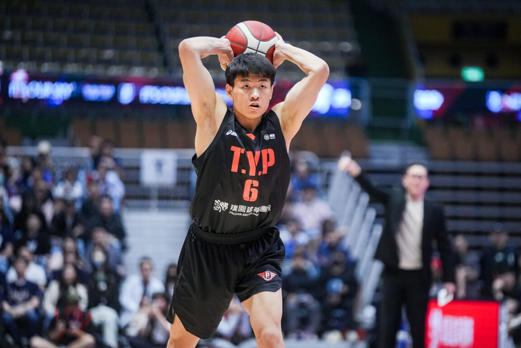 台灣職籃P. LEAGUE+聯盟桃園璞園領航猿隊關達祐（圖）7日在總冠軍賽第2戰替補出賽，雖僅拿下7分，但成功帶起全隊防守拚勁，助隊將系列賽戰局扳成1比1平手。（PLG提供）中央社記者黎建忠傳真  114年5月7日