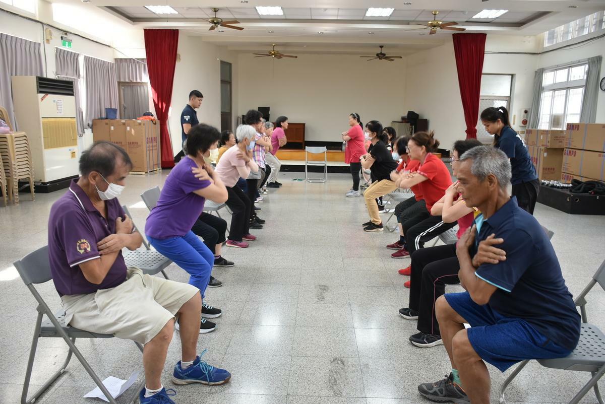 長輩運用健身椅深蹲反覆鍛鍊肌耐力。 圖：孫家銘/攝
