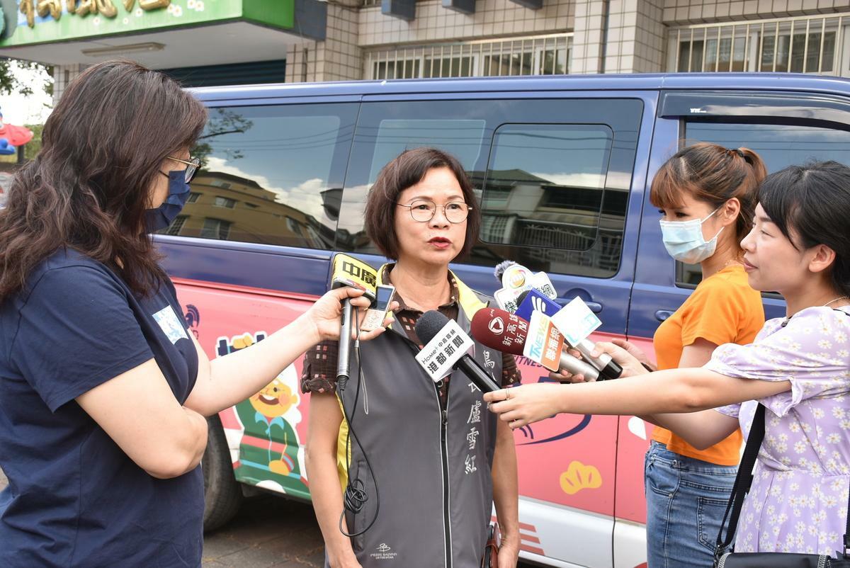 鳥松區長盧雪紅(左二)表示希望行動健身房巡迴車的活動可以持續辦下去。 圖：孫家銘/攝