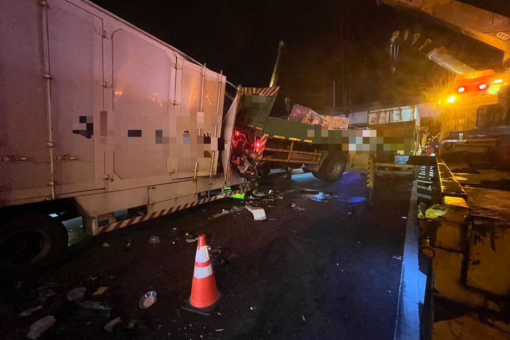 國道1號南向台南仁德路段7日深夜發生涉及4部大型車及1部自小客車事故，造成1人死亡、5人受傷送醫。（警方提供）中央社記者楊思瑞台南傳真  114年5月8日