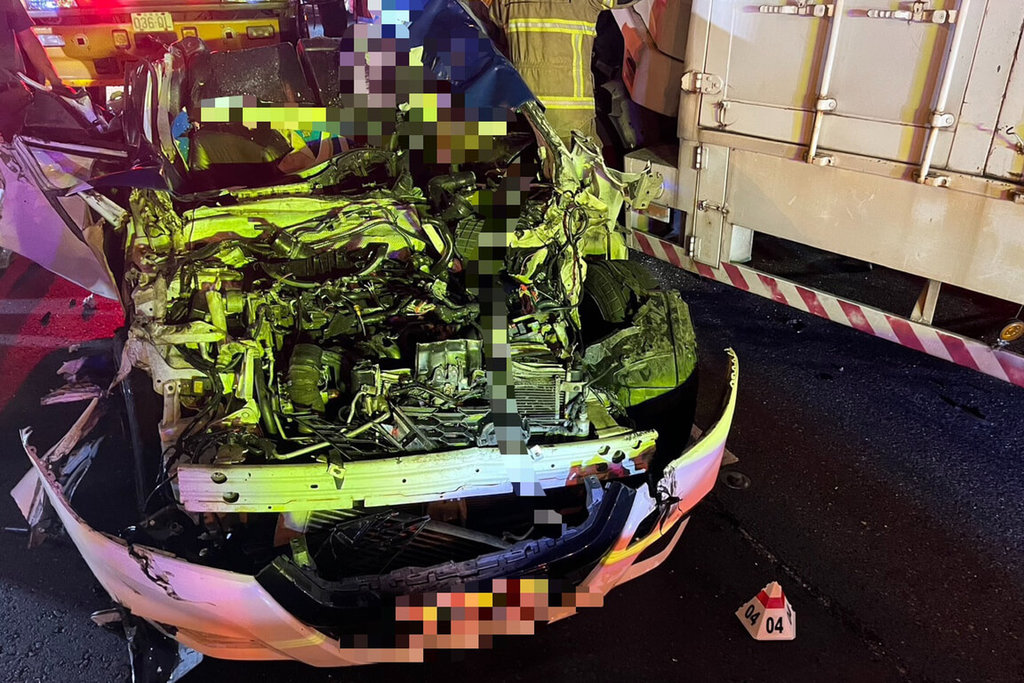 國道1號南向台南仁德路段7日深夜發生涉及4部大型車及1部自小客車事故，自小客車受損嚴重，女性駕駛身亡。（警方提供）中央社記者楊思瑞台南傳真  114年5月8日