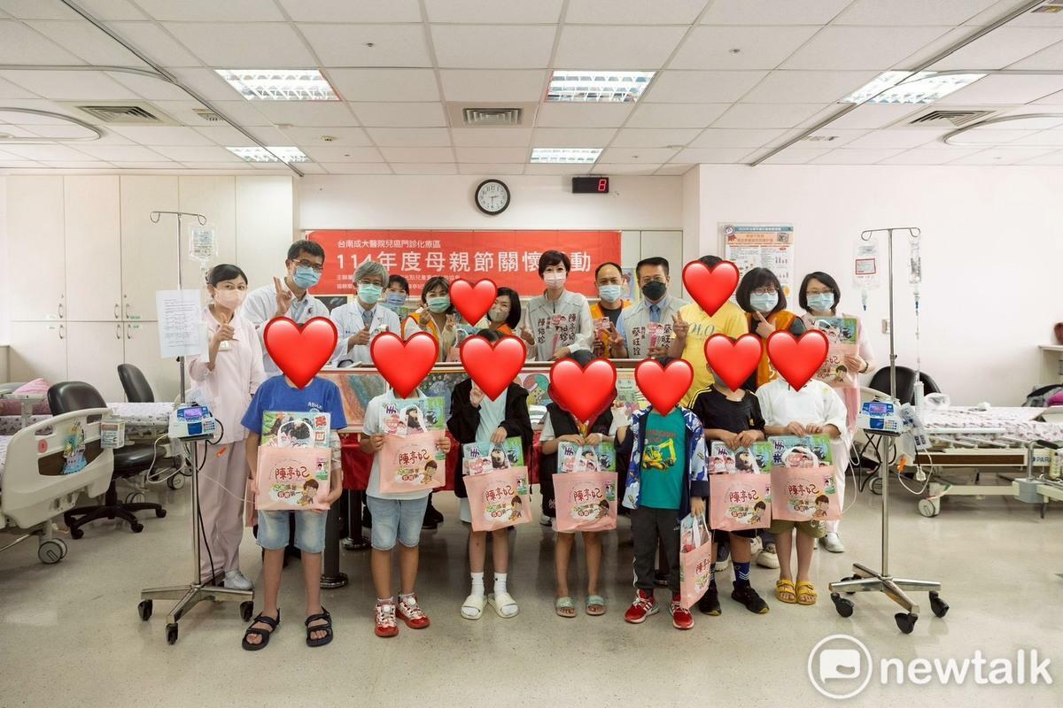 為了讓住院中的病童感受到社會的溫暖與關懷，立委陳亭妃、南市議員陳怡珍、陳亭妃服務團隊執行長蔡旺詮攜手成大醫院與新北市光點兒童重症扶助協會及台南市重症兒關懷協會於5/7舉辦「溫馨五月天，溫暖伴病童」關懷活動，並在成大醫院兒童病房溫馨登場。 圖：陳亭妃服務處提供
