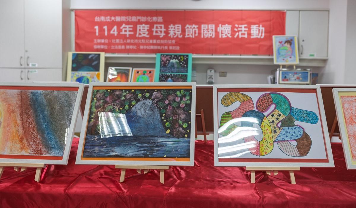 為了讓住院中的病童感受到社會的溫暖與關懷，立委陳亭妃、南市議員陳怡珍、陳亭妃服務團隊執行長蔡旺詮攜手成大醫院與新北市光點兒童重症扶助協會及台南市重症兒關懷協會於5/7舉辦「溫馨五月天，溫暖伴病童」關懷活動，並在成大醫院兒童病房溫馨登場。 圖：陳亭妃服務處提供
