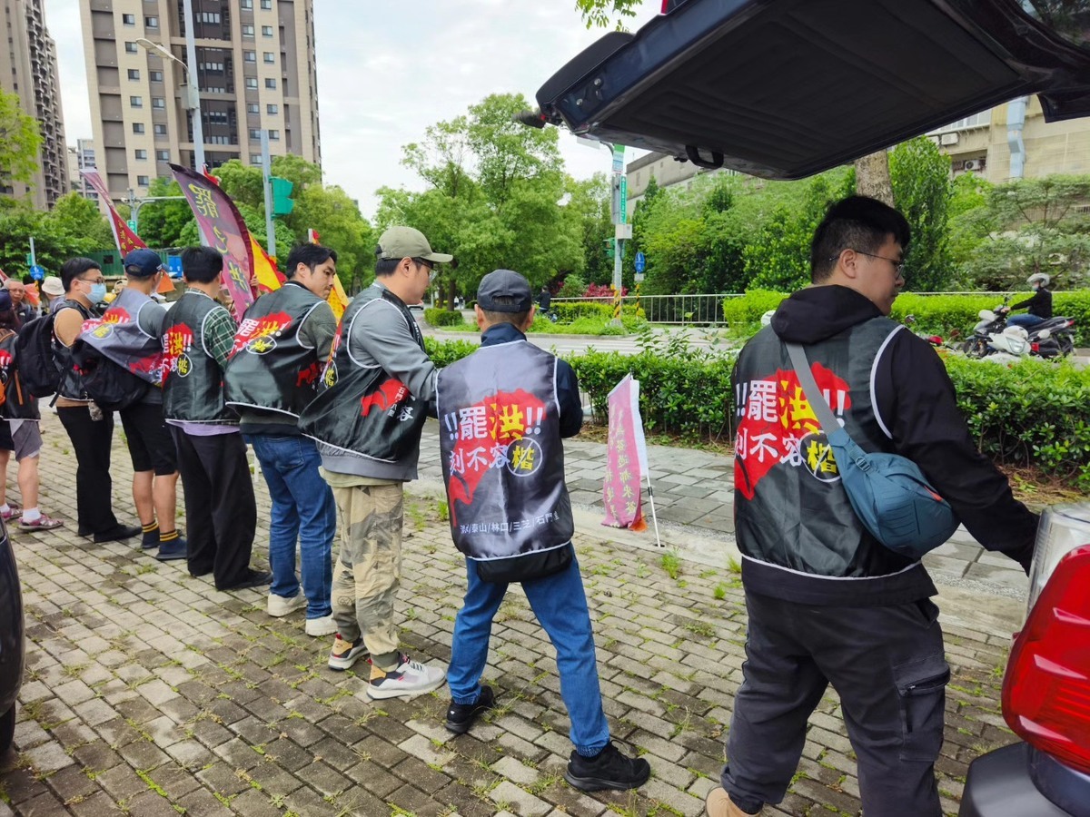 罷免國民黨立委洪孟楷的「刻不容楷」團隊接力送交二階連署書。 圖：取自「罷洪！！刻不容楷」臉書