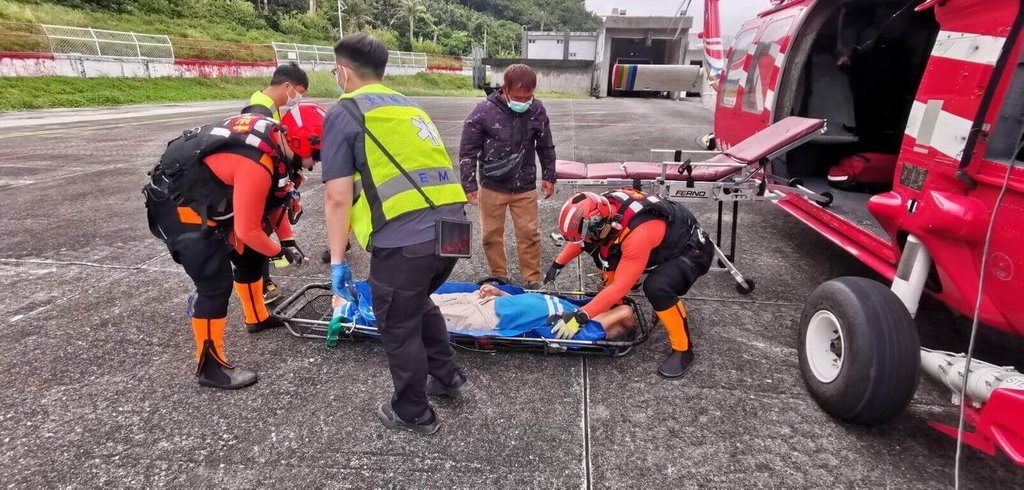 「能勝財2號」漁船8日凌晨在蘭嶼外海捕抓黑鮪魚，林姓船長疑中風，漁船緊急停靠蘭嶼開元港，由空勤總隊黑鷹直升機將林姓船長接送到台東就醫。（空勤總隊提供）中央社記者盧太城台東傳真  114年5月8日