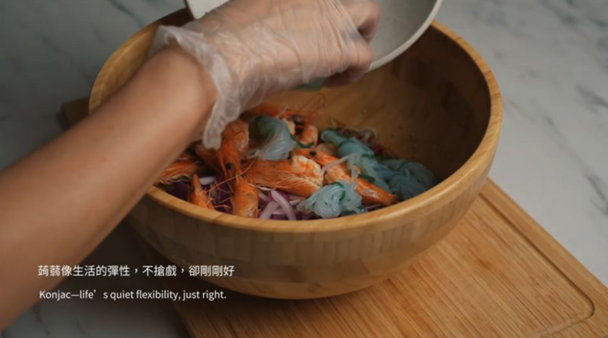 網友分析家寧的影片加入英文字幕，可能是想拓展海外流量。 圖：翻攝自秘月期POPO YT頻道